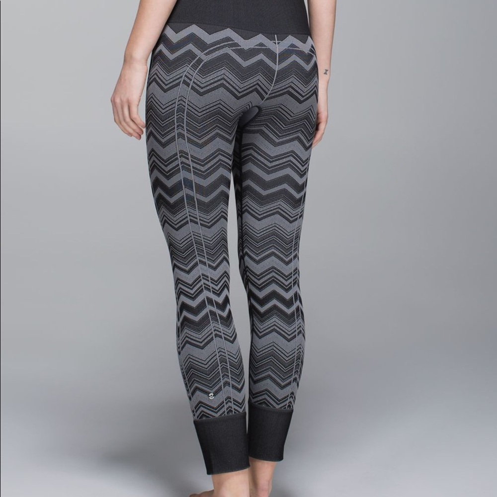 Lululemon ebb to street chevron tight sz 4 EUC